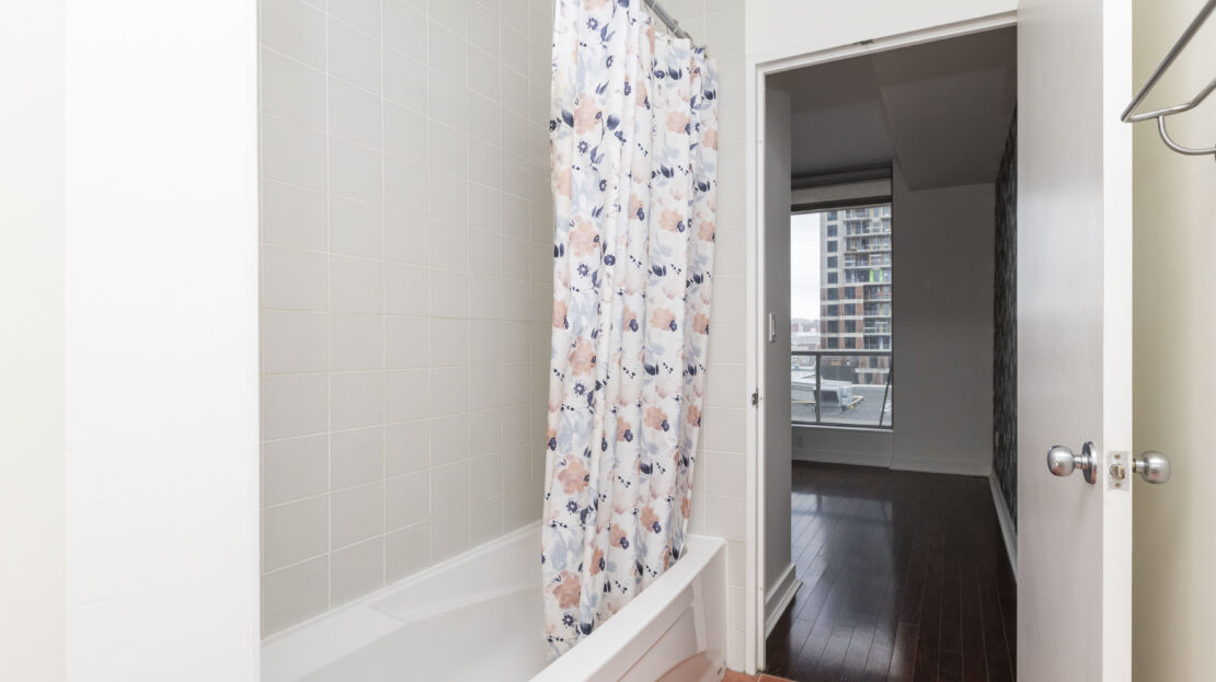 Full bathroom with modern finishes in condo