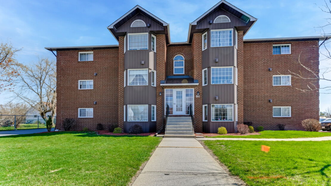 Bright living room with bay window in 2-bedroom Arnprior condo for sale