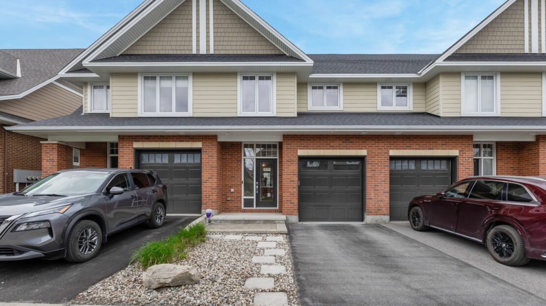 Front view of 454 Kilspindie Ridge, a beautiful Stonebridge Ottawa home with landscaped yard and attached garage