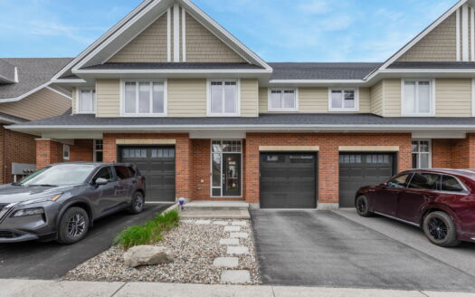Front view of 454 Kilspindie Ridge, a beautiful Stonebridge Ottawa home with landscaped yard and attached garage